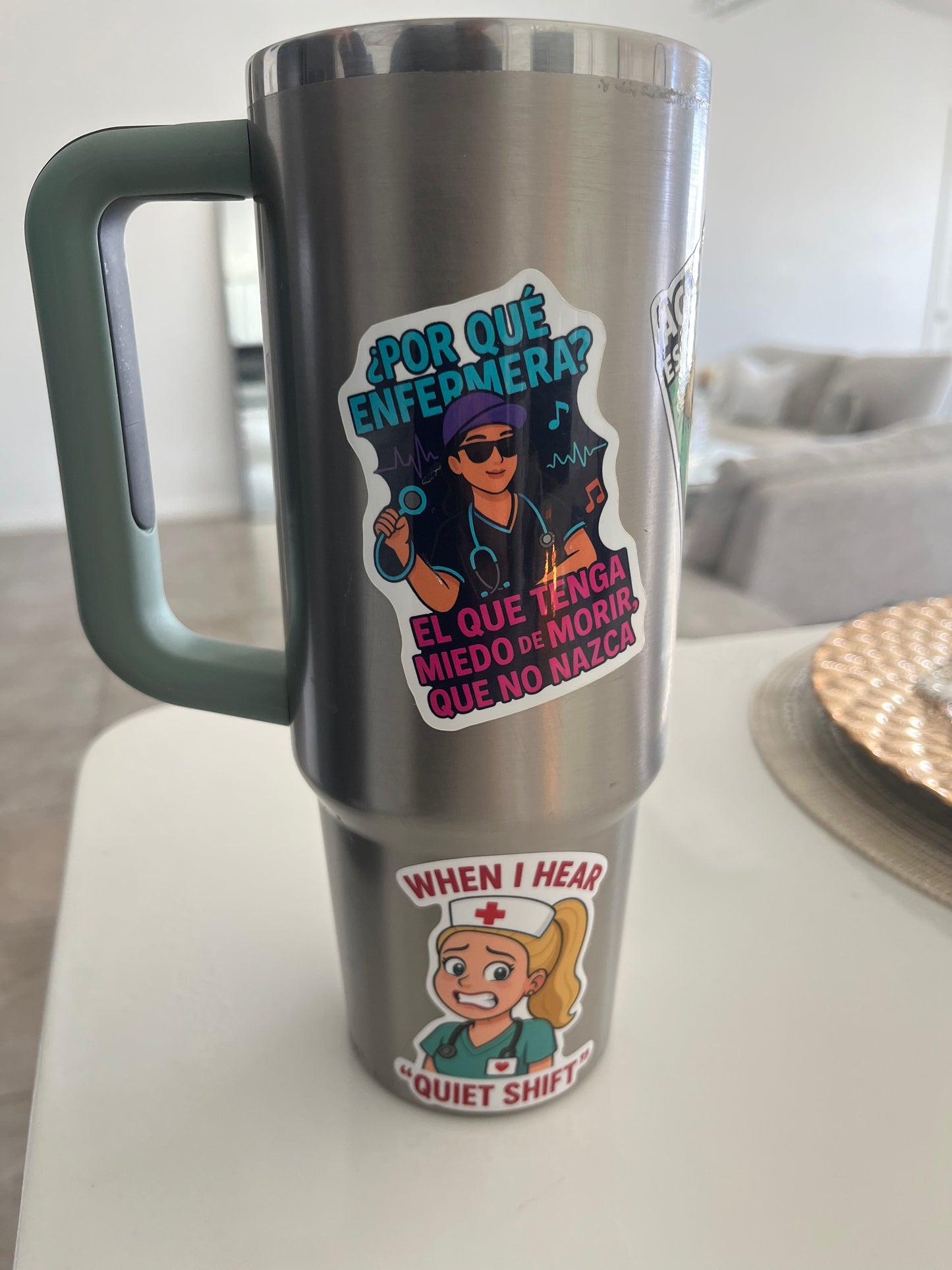 Nurse sticker/El que tenga miedo de morir que no nazca